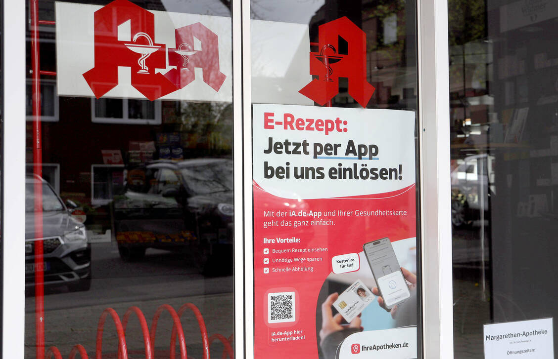 Die Apotheken können E-Rezept, aber die Infrastruktur schwächelt. Das behindert die schnelle Versorgung der Patienten. / © Imago/snowfieldphotography