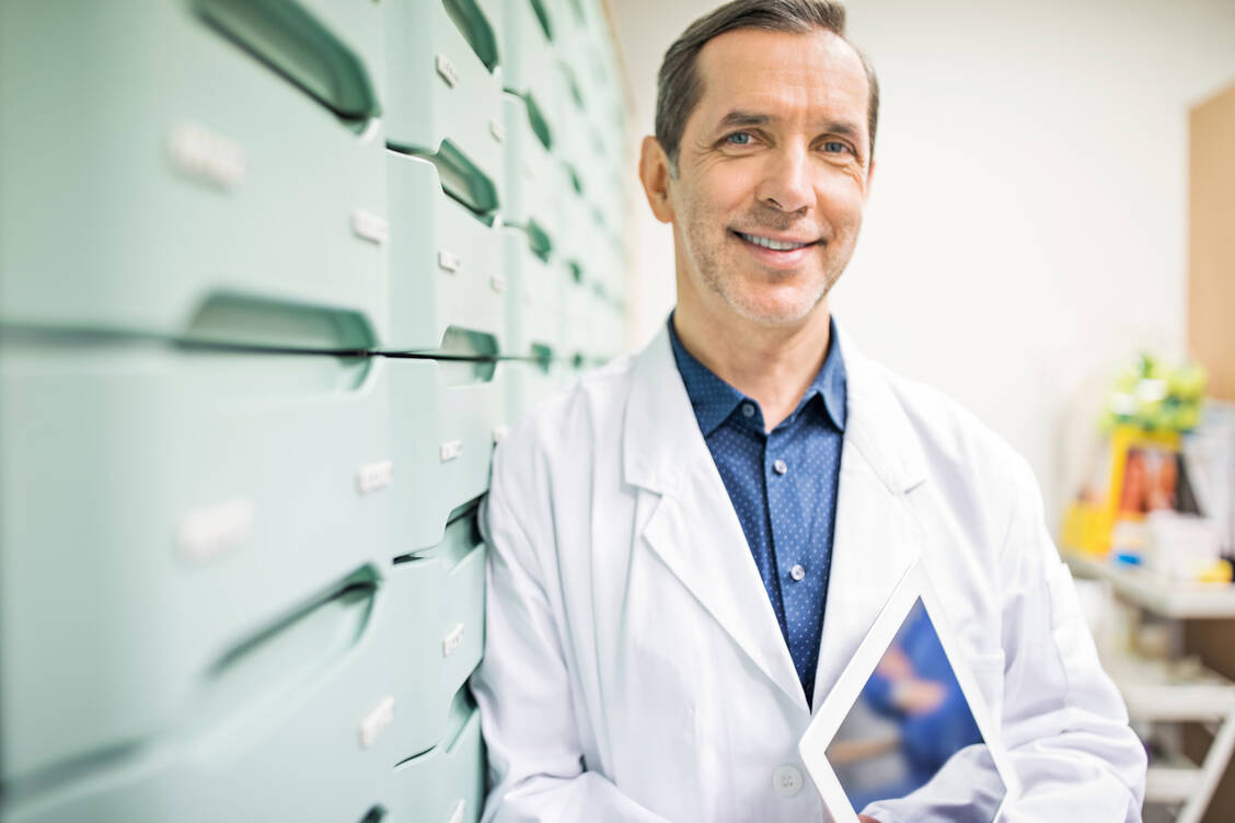 Der Live-Webcast von Pharma4u in Kooperation mit der Pharmazeutischen Zeitung informiert Apotheker regelmäßig über wichtige wissenschaftliche und apothekenrelevante Sachverhalte rund um das Coronavirus. / Foto: Getty Images/alvarez