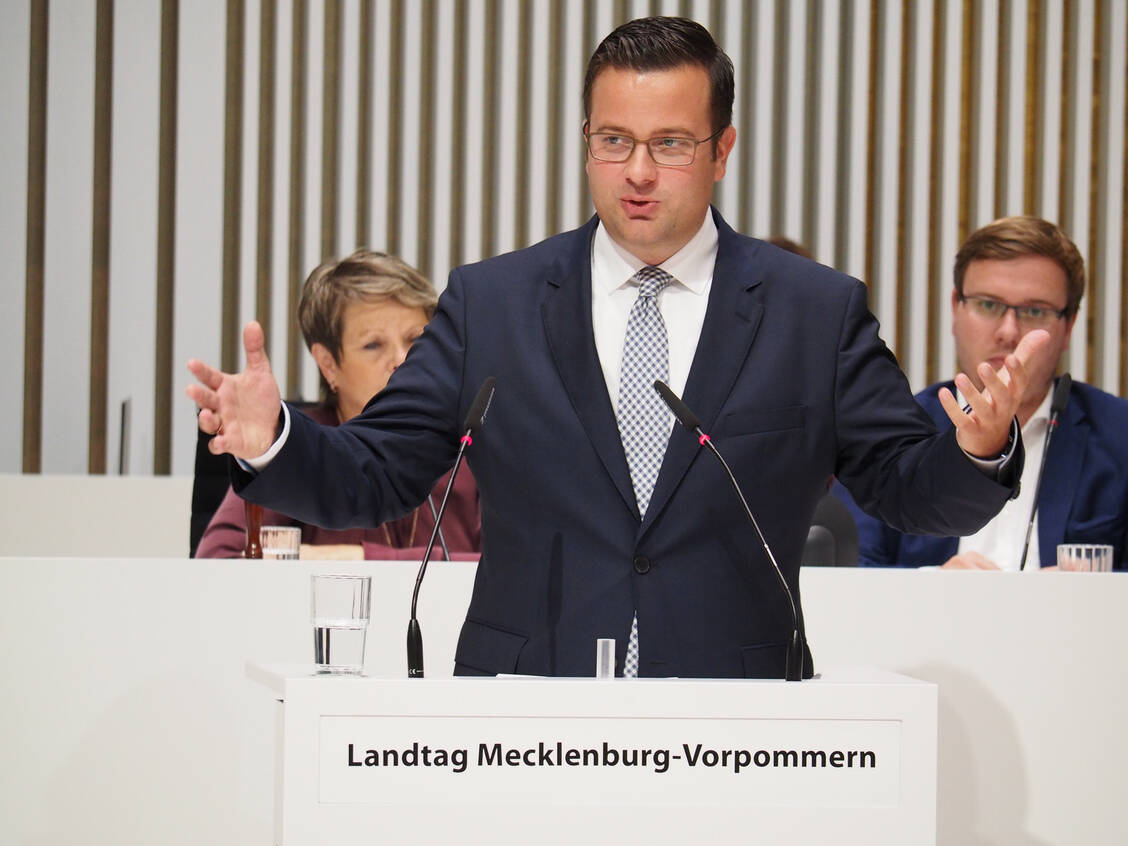 Helfende Hände gesucht: Nach Ansicht des CDU-Gesundheitspolitikers Sebastian Ehlers aus Mecklenburg-Vorpommern sollen die Apotheker in die Impfkampagne mit eingebunden werden. / Foto: CDU-Fraktion Mecklenburg-Vorpommern