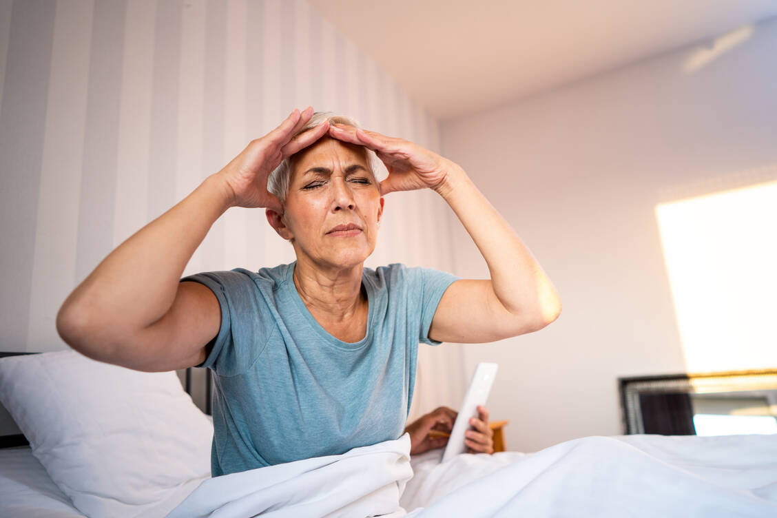 Starke Kopfschmerzen wenige Tage nach einer Covid-19-Impfung sind ein Warnzeichen für die sehr seltene Komplikation einer Hirnvenenthrombose. Auch Frauen jenseits der 60 können betroffen sein. / Foto: Getty Images/Johnce