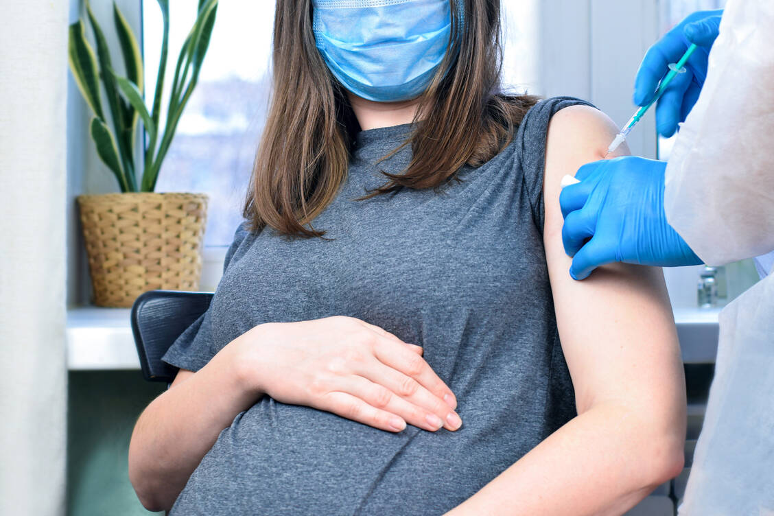 Das erhöhte Risiko für schwere Covid-19-Verläufe bei Schwangeren spricht eigentlich für eine Impfung gegen das Coronavirus. Nun steht aber ein möglicher Zusammenhang zwischen der Impfung mit Vaxzevria und dem Tod einer Schwangeren in Brasilien im Raum. / Foto: Adobe Stock/Marina Demidiuk