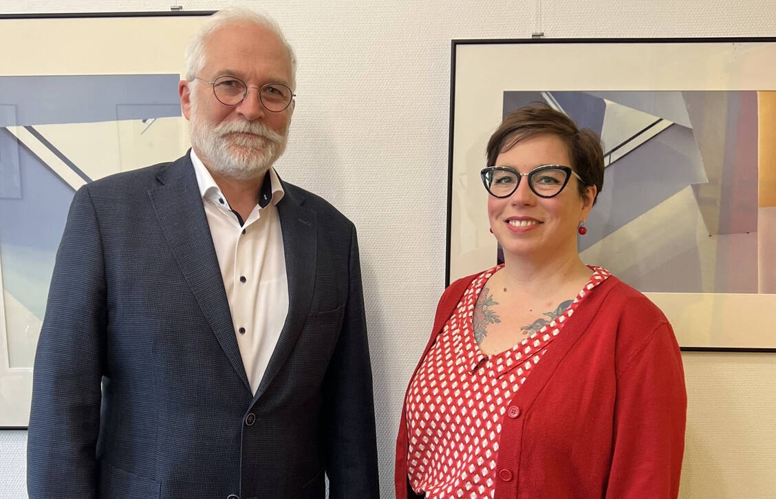 Susan Sziborra-Seidlitz (Bündnis 90/Grüne) im Gespräch mit Jens-Andreas Münch, Präsident der Apothekerkammer Sachsen-Anhalt, im Magdeburger Landtag. / Foto: K. Pohl/LAK