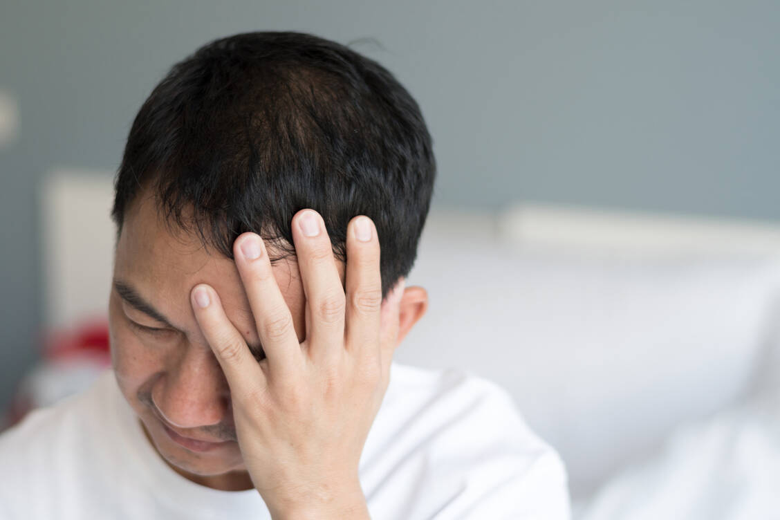 Neben Substanzen aus dem Rauch von Tabak scheinen auch entzündliche Prozesse Clusterkopfschmerzen zu beeinflussen. / © Getty Images/Pornpak Khunatorn