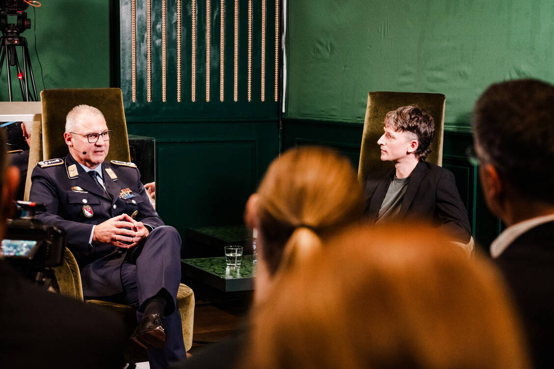 Oberstapotheker Bernd Klaubert im PZ-Talk »Alex’ Doppelte Dosis« im Zazou in Berlin. / © Sandra Schneider/Spreekind-Fotografie