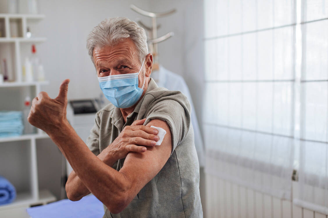 Damit Über-60-Jährige auch in der kommenden Grippe-Saison 2022/2023 flächendeckend gegen Influenza geimpft werden können, hat das BMG eine entsprechende Verordnung um ein Jahr verlängert. / Foto: Getty Images/mihailomilovanovic