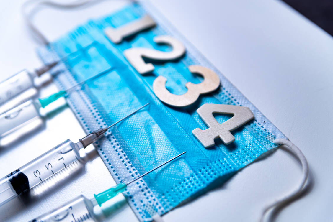 Eine baldige vierte Covid-19-Impfung ist für diejenigen notwendig, bei denen die drei ersten Impfungen wegen eines geschwächten Immunsystems nur ineffizient anschlagen. Gründe hierfür können ein hohes Lebensalter oder eine Immunsuppression sein. / Foto: Adobe Stock/Davide Bonaldo