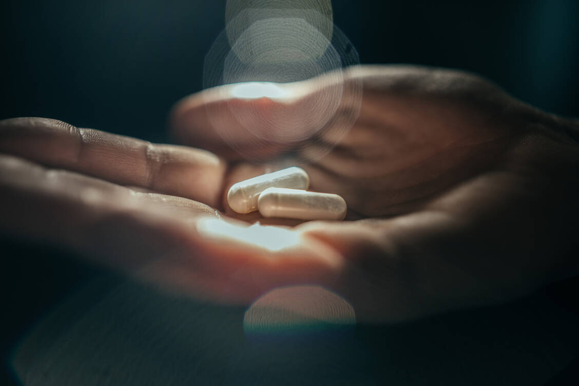 Zwei- oder dreimal täglich eine Kapsel oder Tablette mit Fluvoxamin wurde bei ambulanten Covid-19-Patienten getestet. Die Ergebnisse überzeugen insgesamt nicht. / Foto: Getty Images/Guido Mieth