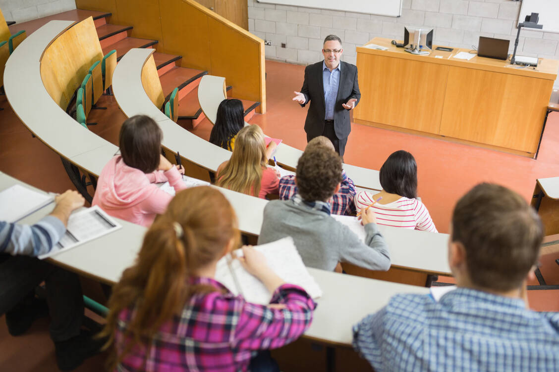 In einem neuen Positionspapier fordert der BPhD, die Verbindung von Klimakrise und Gesundheit künftig in die pharmazeutische Lehre zu integrieren / Foto: Adobe Stock/WavebreakMediaMicro
