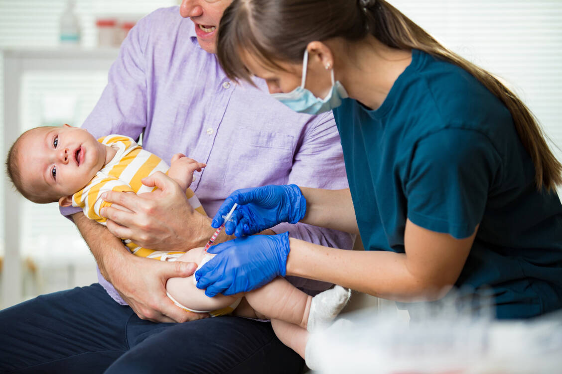Mit Nirsevimab könnte erstmals ein Ein-Dosis-Regime zur passiven Immunisierung von Babys und Kleinkindern gegen das respiratorische Synzytial-Virus (RSV) auf den Markt kommen. / Foto: Adobe Stock/Suzi Media