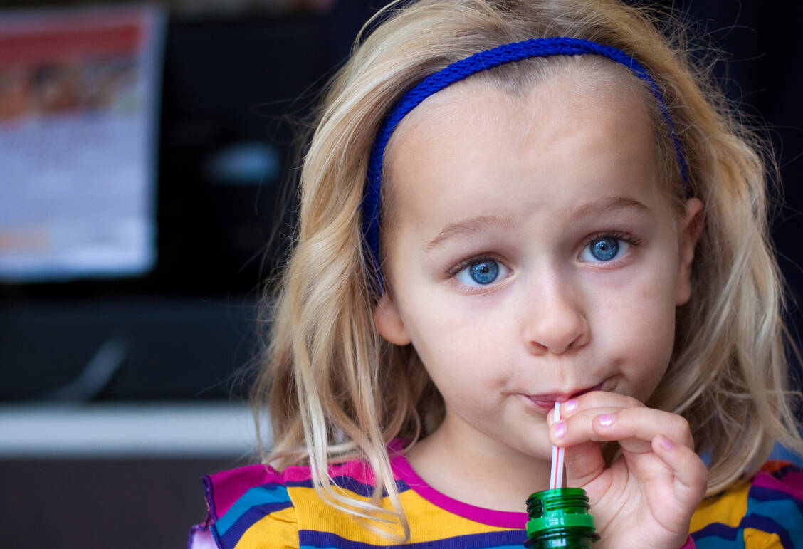 Alle Kinder mögen süße Limos. Wenn sie viel davon trinken und diese auch noch viel Zucker enthalten, kann das jedoch zu Fettleibigkeit führen. / Foto: Adobe Stock/annems