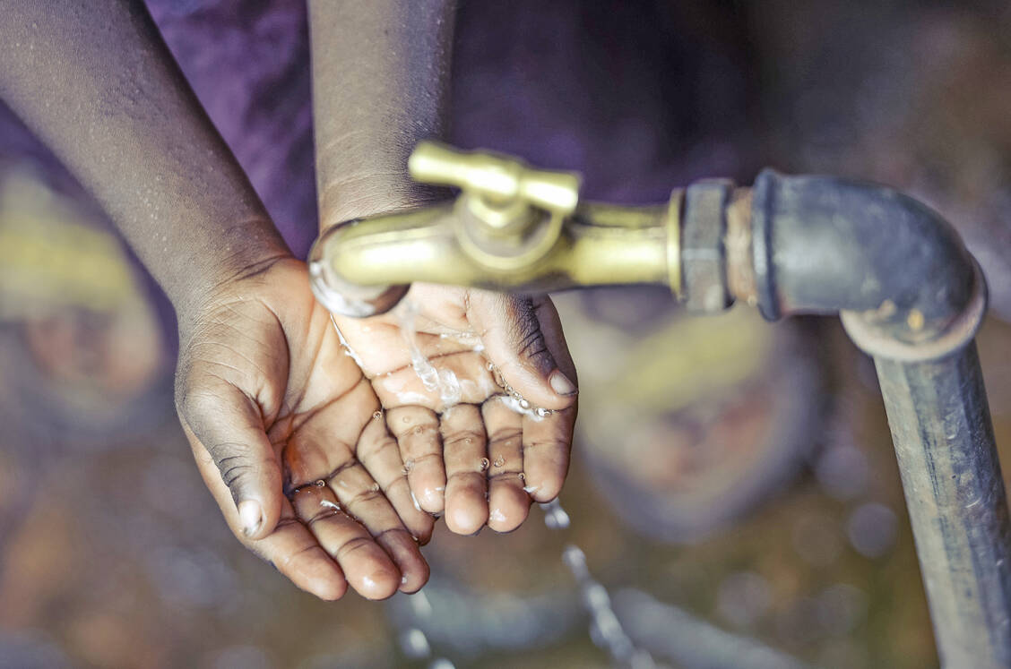 Durch die Überschwemmungen und zerstörten Häuser fehlen sanitäre Anlagen. Die WHO befürchtet massive Cholera-Ausbrüche. / Foto: Fotolia/Mayer Riccardo