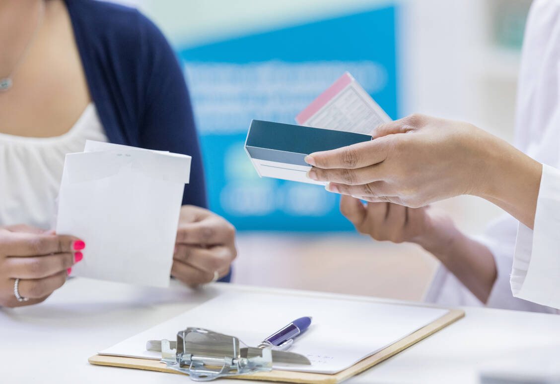 Einige Apotheken beklagen »zu viel Papierkram« bei der Durchführung der pDL. Die ABDA bemüht sich gemeinsam mit einem Expertennetzwerk, das Material so schlank wie möglich zu halten. / Foto: Getty Images/SDI Productions