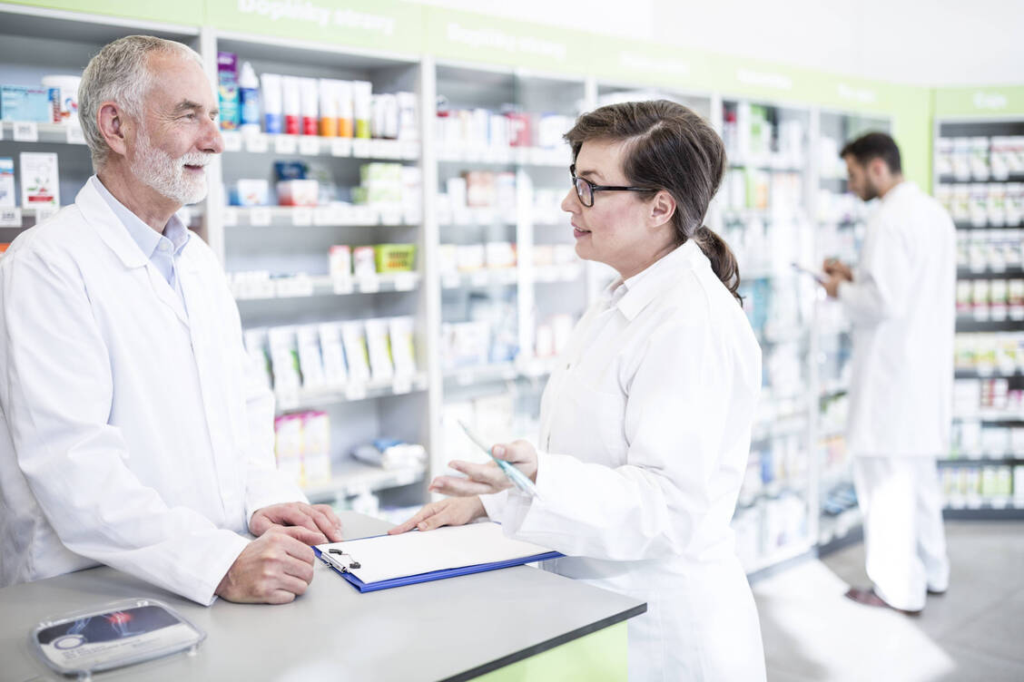 Bei einem gut laufenden Betrieb besteht die Chance, dass erfahrene angestellte Approbierte die Apotheke übernehmen. / Foto: imago images / Westend61