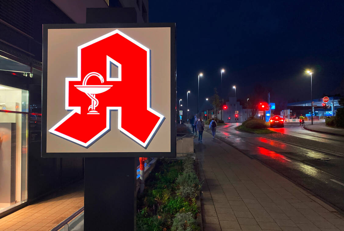 Nacht- und Notdienste sichern die Arzneimittelversorgung der Bürger, aber sie belasten die Apotheken auch enorm.  Eine neue Notdienstplanung soll den Druck mildern.   / Foto: Adobe Stock/ Dan Race
