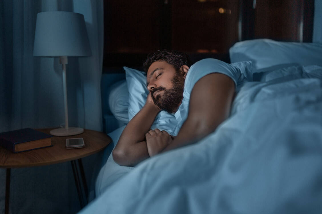 Dringt viel Licht ins Schlafzimmer, könnte dies das Risiko für Typ-2-Diabetes ähnlich stark erhöhen wie eine genetische Veranlagung. / Foto: Adobe Stock/Syda Productions