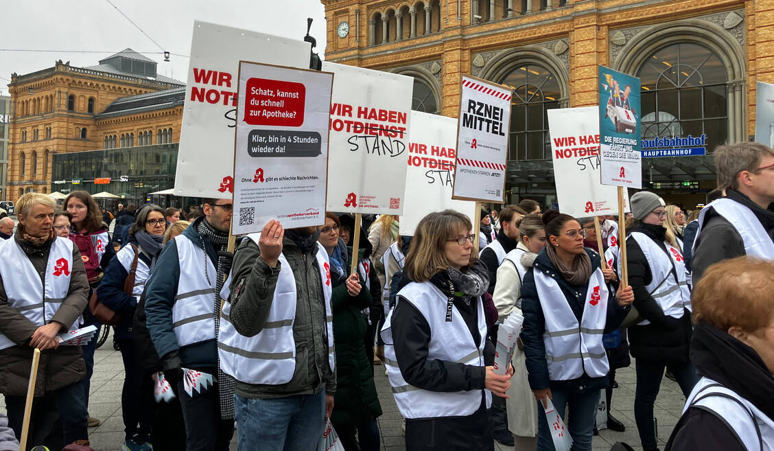 Nach Schätzungen der Polizei kamen rund 500 Leute zur heutigen Kundgebung – und auch die Medien und Landespolitik waren prominent vertreten. / © PZ/Daniela Hüttemann