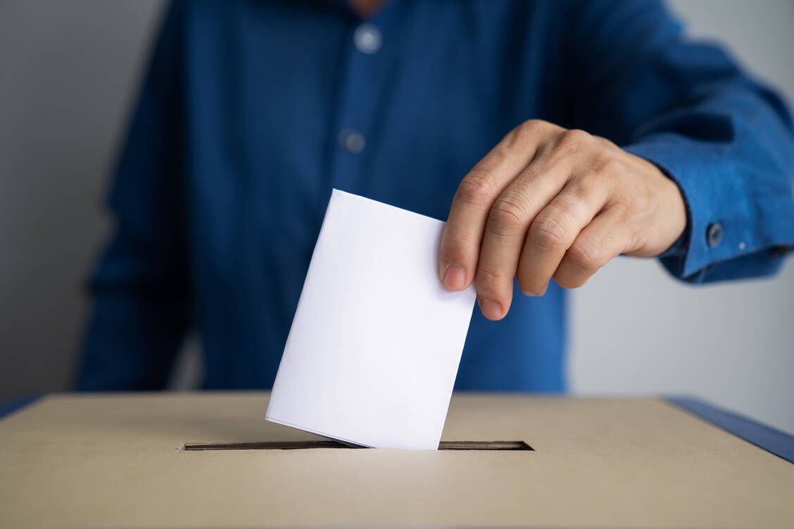 Bei der Kammerwahl in Hessen wurden heute die Stimmen ausgezählt. / © Getty Images/krisanapong detraphiphat