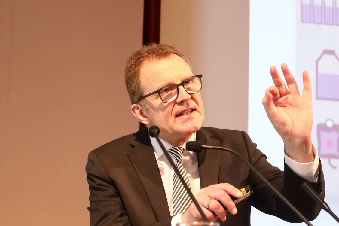 Im Frühjahr werden die ersten maßgeschneiderten Wirkstoffe gegen Covid-19 in der klinischen Prüfung sein, ist Professor Dr. Manfred Schubert-Zsilavecz überzeugt.  / Foto: PZ/Alois Müller