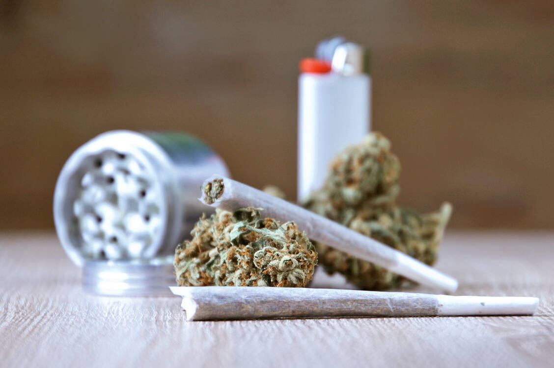 Gras zum Kiffen ohne medizinischen Zweck soll es in der Schweiz ab nächstem Jahr geben. Das Cannabis soll dann in Apotheken etwa in Zürich oder Basel freiverkäuflich sein. / Foto: Fotolia/skunkeye