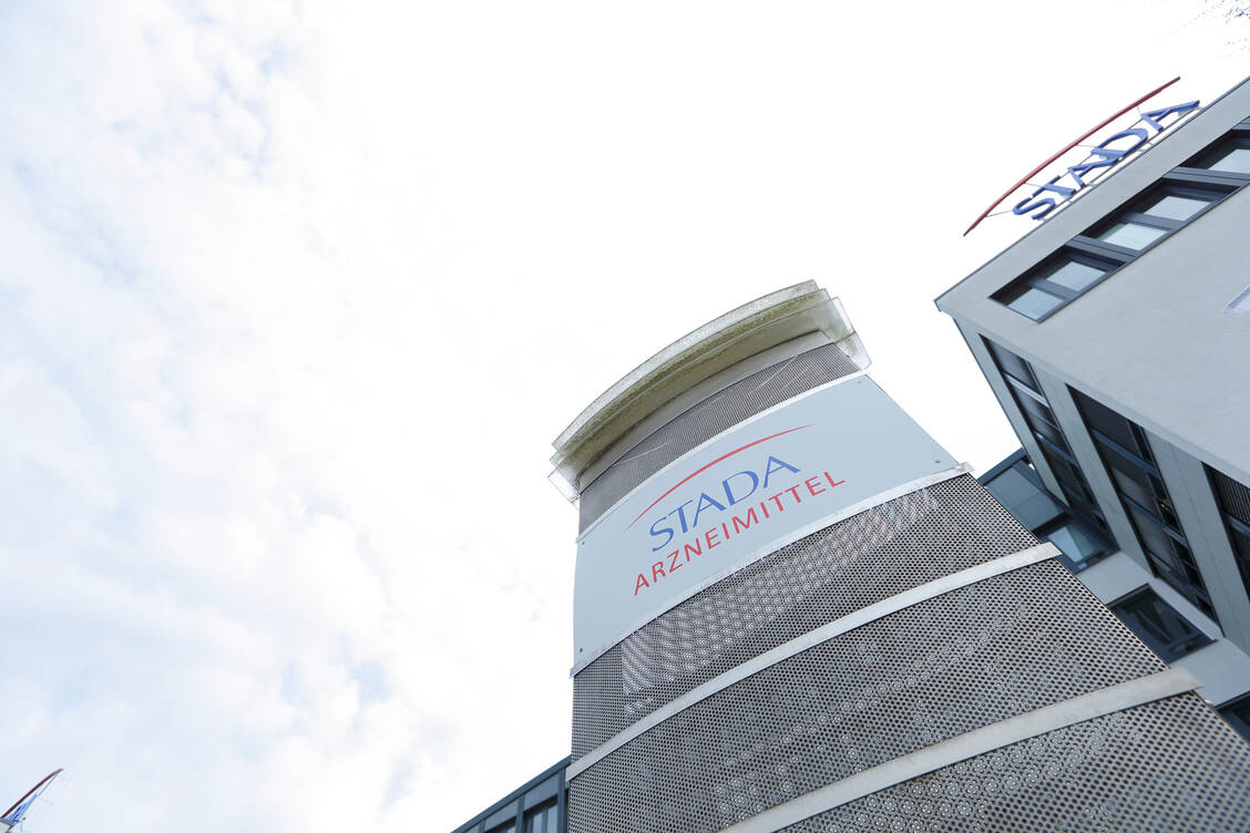 Im Jahr 2025 stieg der bereinigte Umsatz  zu konstanten Wechselkursen des Pharmakonzerns Stada um 6 Prozent auf 4,3 Milliarden Euro. / © Stada