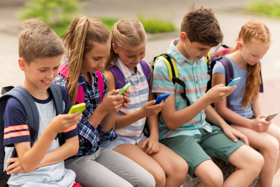 Immer und überall online: Das kann auf die Dauer nicht gut sein. Die unnatürliche Haltung geht mit der Zeit auf den Nacken.   / Foto: Adobe Stock/lev dolgachov