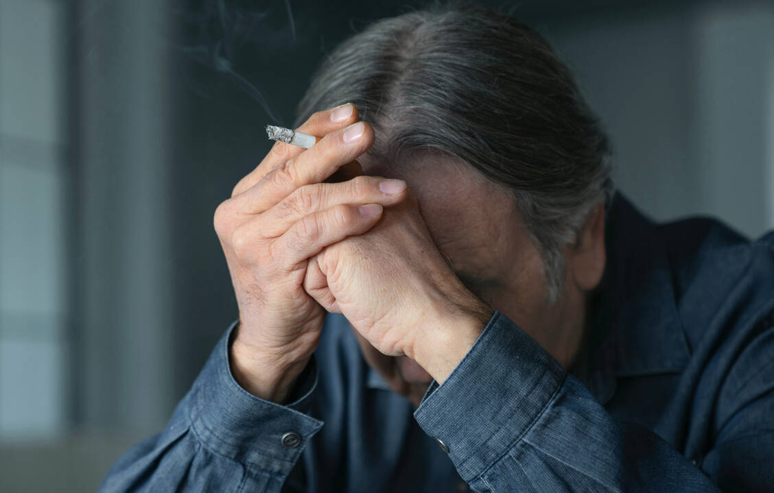 Die Raucherquote ist bei psychiatrisch kranken Menschen erschreckend hoch. / © Adobe Stock/sebra