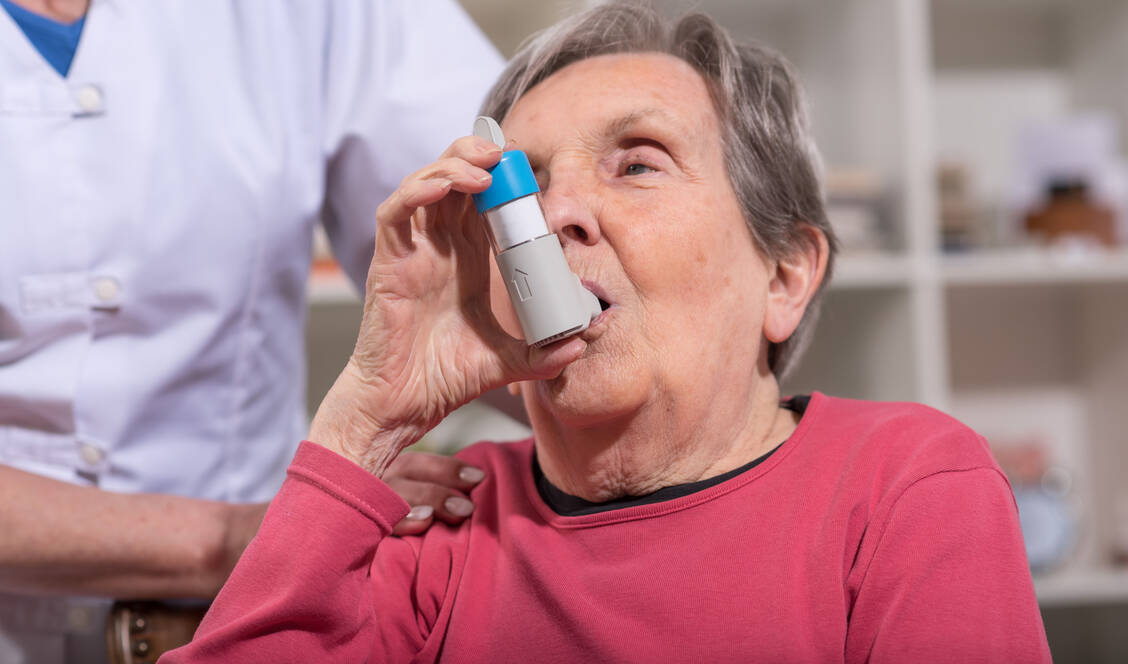 Die Inhalationsschulung gehört zu den pharmazeutischen Dienstleistungen (pDL). / © Adobe Stock/thodonal