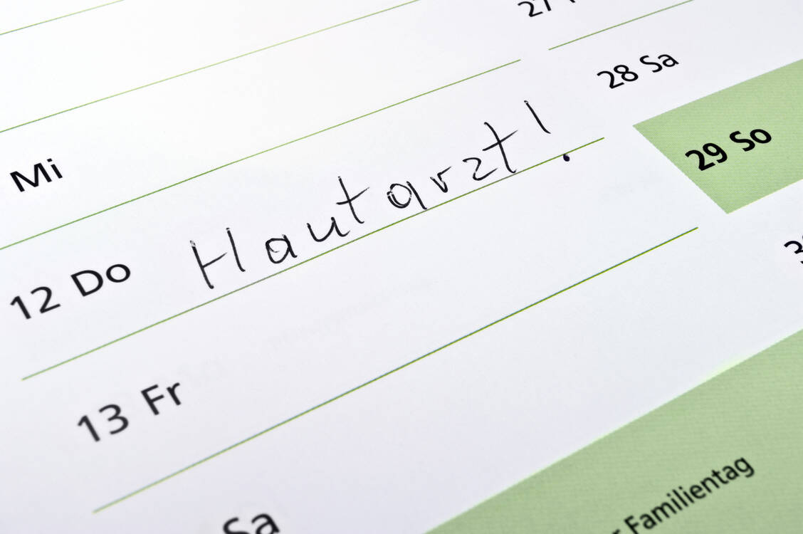 Es liegt im Verantwortungsbereich der Apotheke, noch unbehandelten Patienten und Patientinnen zur umgehenden ärztlichen Konsultation zu raten. / Foto: Adobe Stock/Pixelot