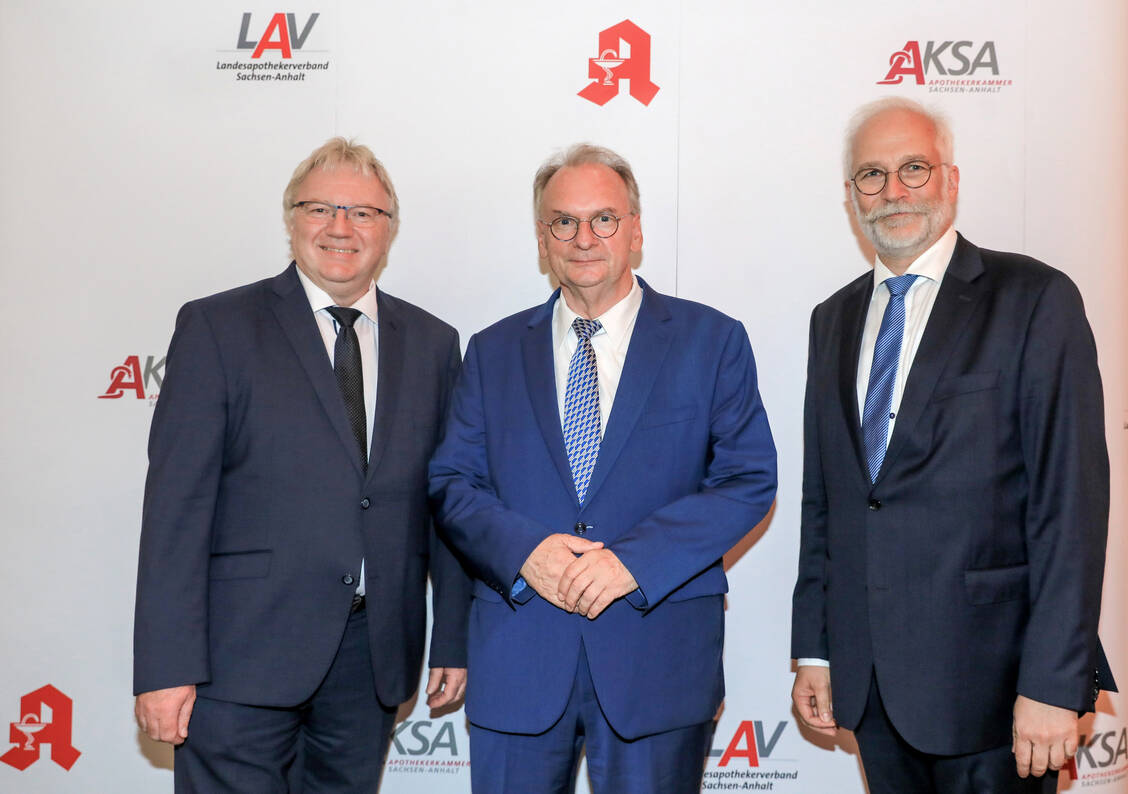 Zwei Apotheker und ein Ministerpräsident: Mathias Arnold, Reiner Haseloff und Jens-Andreas Münch (von links) beim Festakt von Apothekerkammer und Landesapothekerverband Sachsen-Anhalt in Magdeburg. / Foto: AKSA/Viktoria Kühne