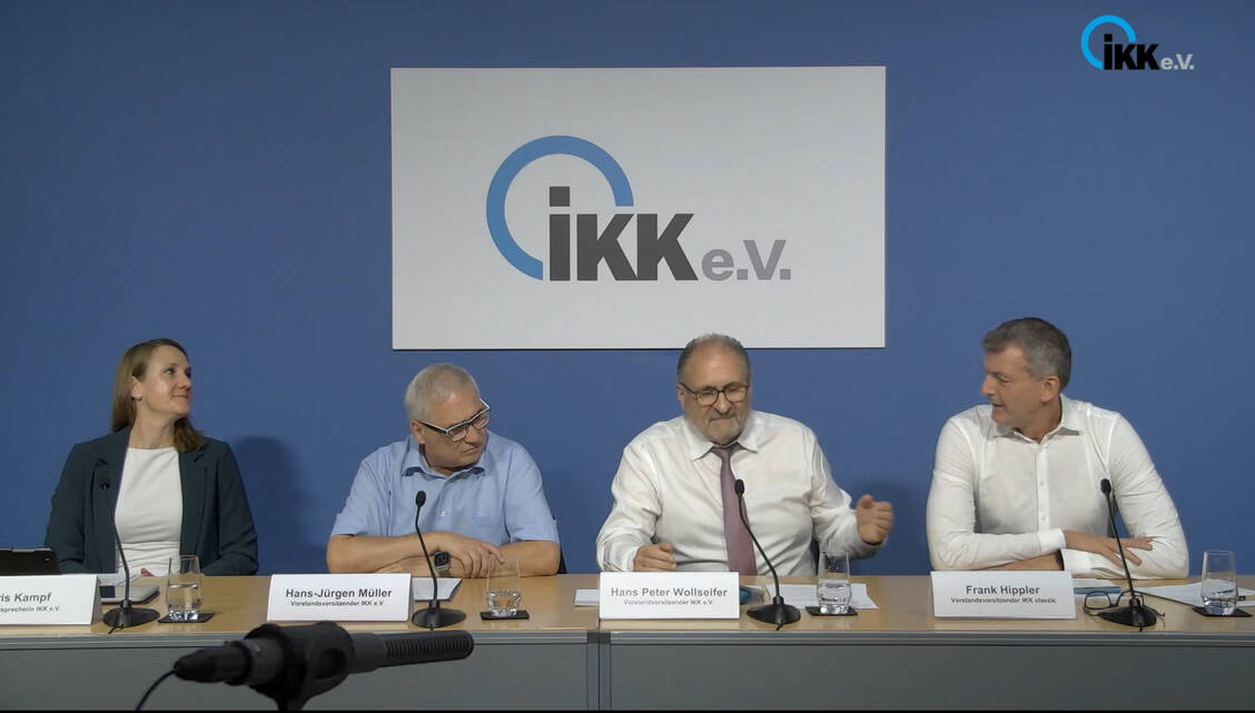 Iris Kampf, Hans-Jürgen Müller, Hans Peter Wollseifer und Frank Hippler (v. l. n. r.) stellten am Mittwoch die Ergebnisse der Umfrage vor. / © IKK e. V./Screenshot