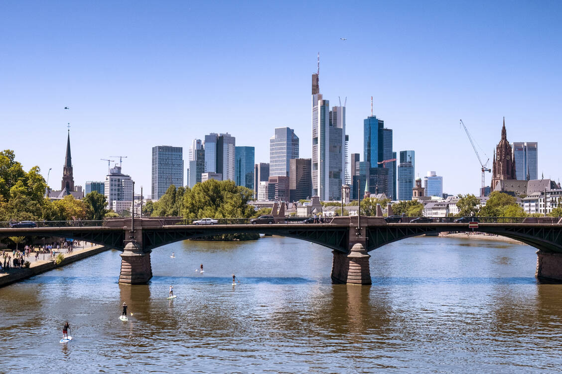 Am Dienstag wurden zwei Infizierte im Stadtteil Schwanheim gemeldet, der etwa fünf Kilometer vom Flughafen entfernt liegt (hier ein Blick auf die City). / © Getty Images/EyeEm