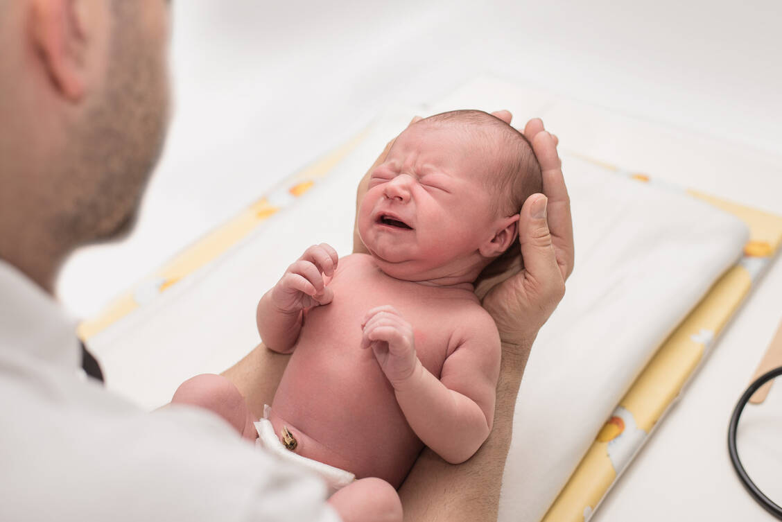 Neugeborene Babys werden heute gründlich untersucht. Beim Screening wird auch auf erhöhte Phenylalanin-Blutspiegel getestet. / Foto: Adobe Stock/S.Kobold
