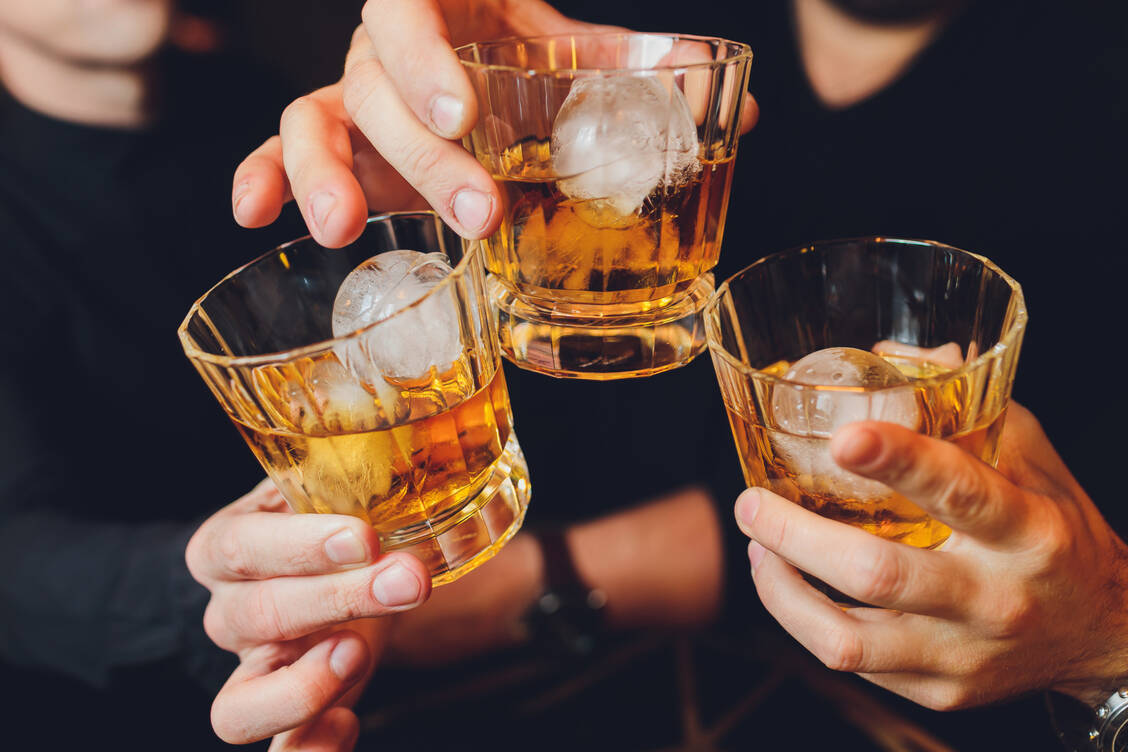 Fast jede und jeder Fünfte in Deutschland trinke riskant viel Alkohol, so die Bundespsychotherapeutenkammer. »Alkohol ist deutlich gefährlicher als Cannabis«, stellt sie fest. / Foto: Vershinin