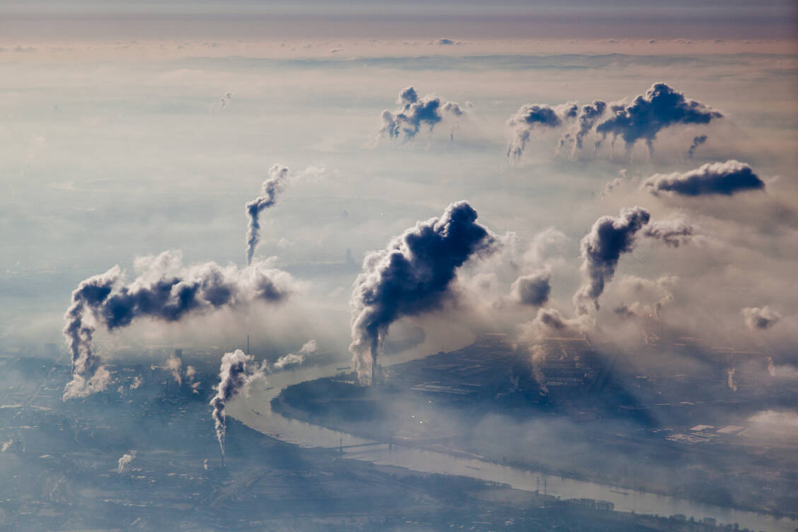 Luftverschmutzung, krebserregende Chemikalien, UV-Strahlung oder auch Passivrauchen sind zusammen für schätzungsweise 10 Prozent aller Krebserkrankungen verantwortlich. / Foto: Getty Images/Dirk Meister