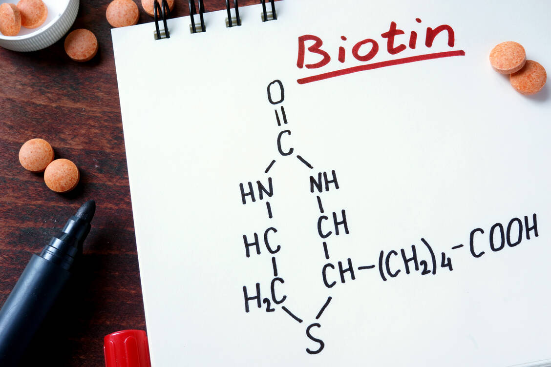 Biotin ist wichtig für Haut, Haare und Nägel sowie den gesamten Stoffwechsel. Das Vitamin wird jedoch auch als Komponenten einiger Labortests benötigt, zum Beispiel zur Herzinfarkt-Diagnose. Hier kann es zu falschen Ergebnissen kommen. / Foto: Adobe Stock/designer491