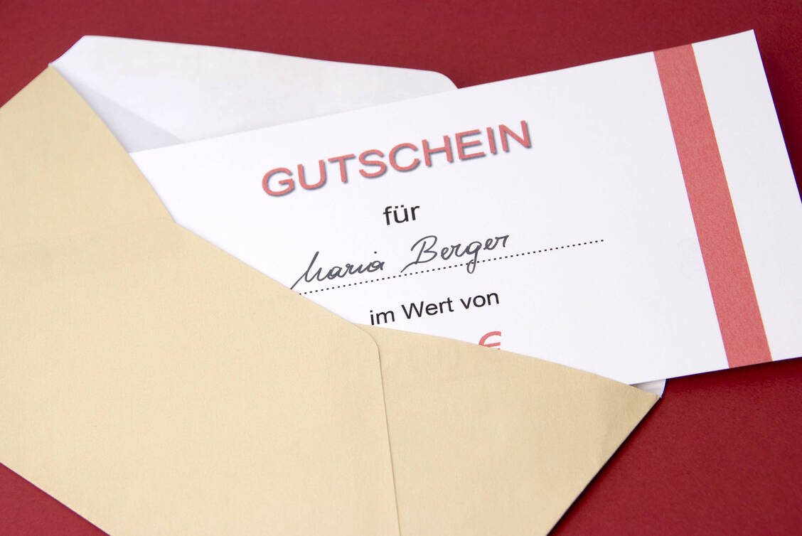 Warengutscheine können das Tarifgehalt ergänzen, aber nicht Teile davon ersetzen. Das hat die Apothekengewerkschaft Adexa gegenüber der PZ klargestellt. / Foto: imago stock&people