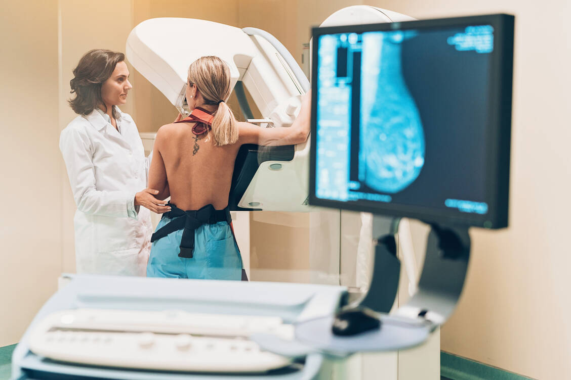 Die Mammografie wie auch andere Vorsorgeuntersuchungen mögen unangenehm sein, doch sind sie oft lebensrettend. / Foto: Getty Images/pixelfit