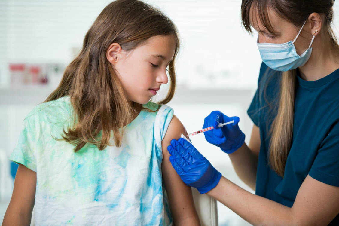 Für Jugendliche empfiehlt die Ständige Impfkommission die Grundimmunisierung gegen humane Papillomaviren.  Ansonsten stehen in diesem Alter nur einige Auffrischimpfungen an. / Foto: Adobe Stock/Suzi Media