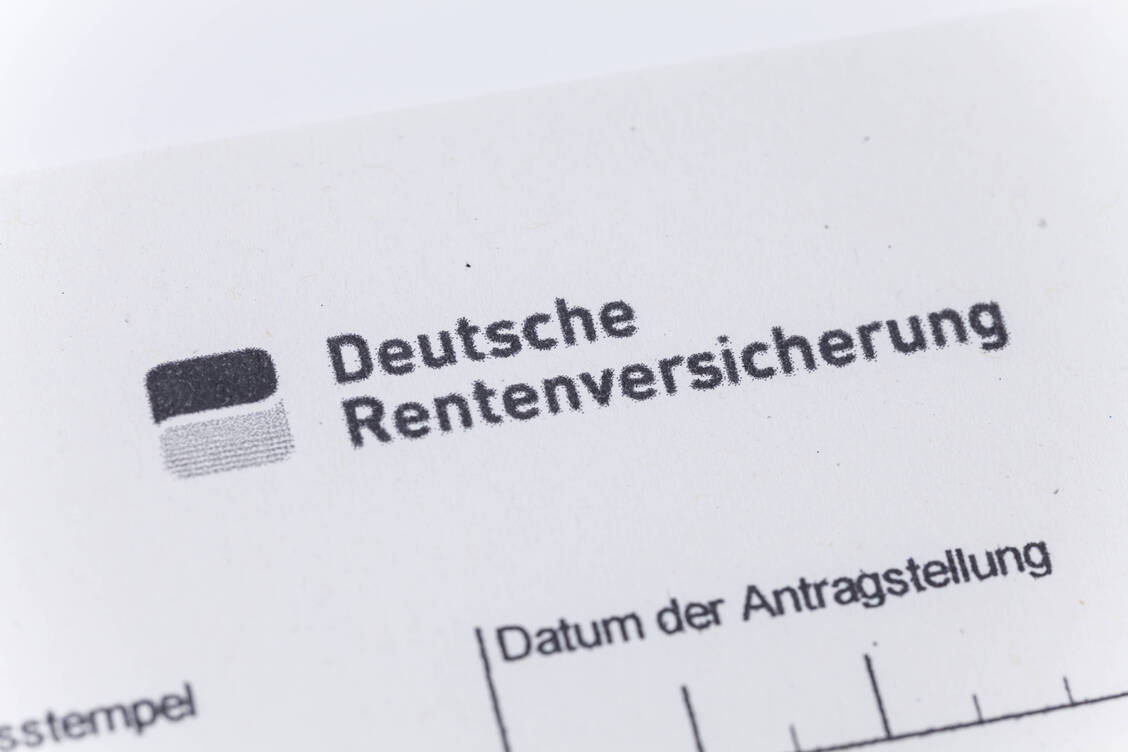 Anträge zur Befreiung von der Deutschen Rentenversicherung müssen Apotheker ab Januar digital stellen. / Foto: imago/STPP