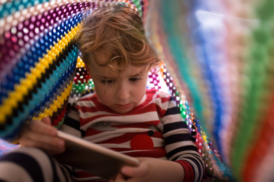 Dass man so junge Kinder nicht mit dem Smartphone allein lässt, ist heute leider nicht mehr so selbstverständlich, wie es sein sollte. / Foto: Getty Images/Mayte Torres