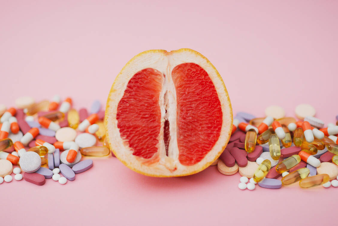 Insbesondere einige Inhaltsstoffe aus der Grapefruit wechselwirken mit vielen Arzneistoffen.  / Foto: Getty Images/Adene Sanchez
