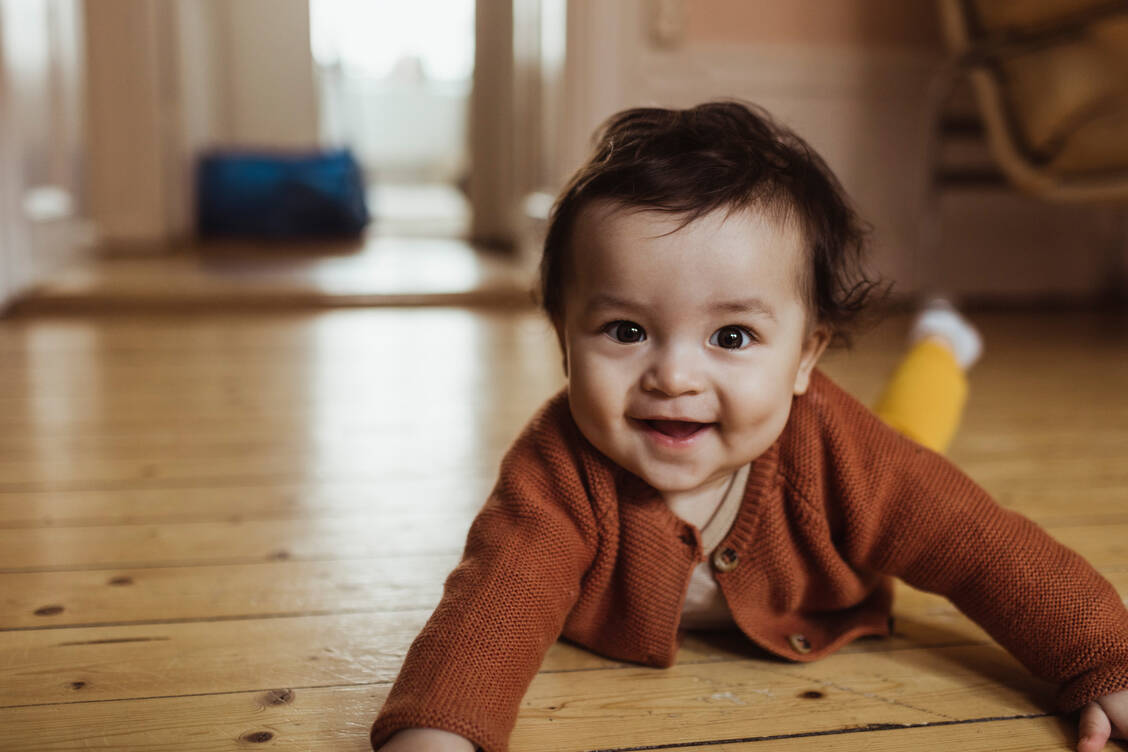 Babys mit bestimmten monogenetischen Erkrankungen können sich dank Gentherapeutika teilweise ganz normal entwickeln. Nicht immer klappt das allerdings komplikationslos. / Foto: Getty Images/Maskot