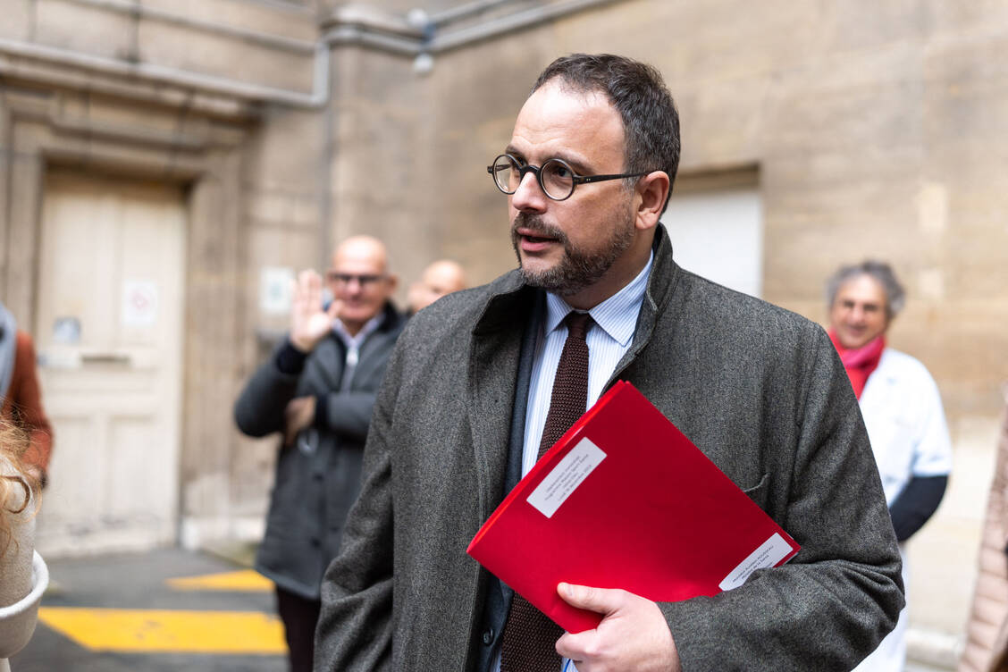 Die Debatte über das Immigrationsgesetz hat zu Zerwürfnissen innerhalb der französischen Mitte-Regierung unter Präsident Emmanuel Macron geführt. Frankreichs Gesundheitsminister Aurélien Rousseau reichte Medienberichten zufolge seinen Rücktritt ein. / Foto: Jumeau Alexis/ABACA