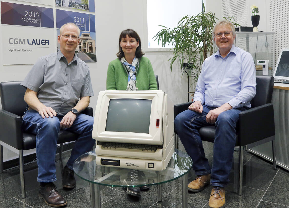 Abbildung 4 (von links): Andreas Weidmann (Standortadministrator CGM Lauer Fürth), Museumsdirektorin Dr. Elisabeth Huwer und Wolfgang Haag (Softwareentwicklungsleiter CGM Lauer Fürth) bei der Übergabe des Lauer 2 in 1 »Frosch« im März 2023 am Standort in Fürth / Foto: CGM Lauer