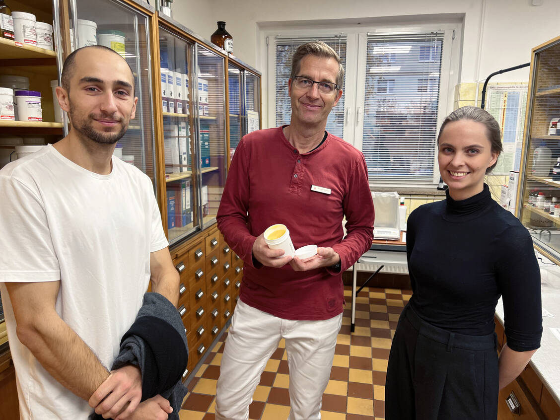 Apotheker Dr. Lars Alexander Mohrenweiser (Mitte) erklärt den Medizinstudierenden Franziska Wickord (rechts) und Silvio Cardace (links), wie Rezepturen angefertigt werden. / Foto: Katrin Pohl