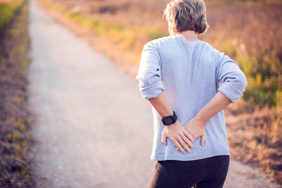Viele Menschen mit künstlichen Knie- oder Hüftgelgenken sind körperlich aktiv. Plötzliche, unerklärliche Schmerzen in den operierten Gelenk sollten hellhörig machen. / Foto: Adobe Stock/Aleksej