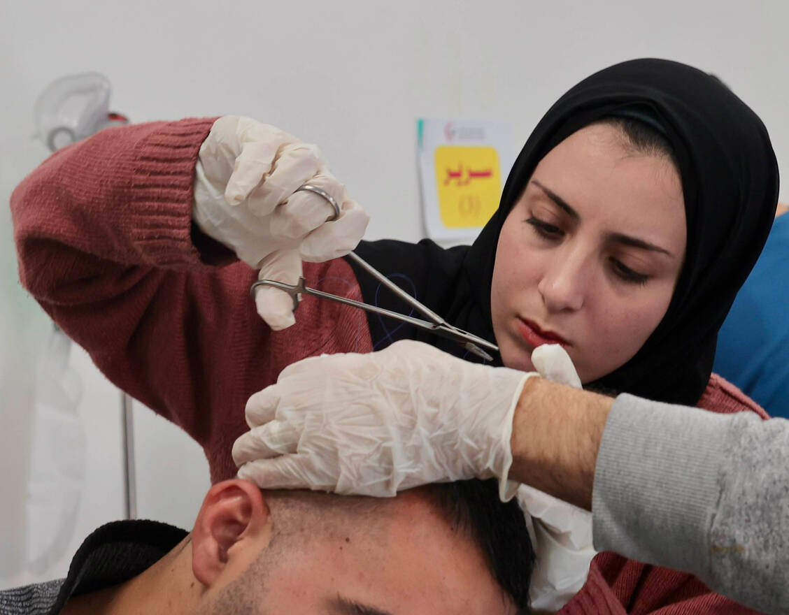 Im Gaza-Streifen fehlt es im Moment an allem (hier ein Bild vom 14.12.). Neben Verbandmaterial, Trauma- und Notfall-Medikamenten werden auch Arzneimittel für Menschen mit chronischen Erkrankungen benötigt. / Foto: Imago/APAimages