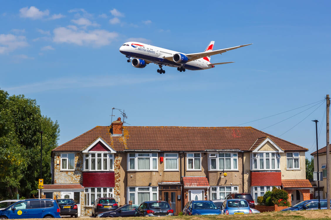 Forschende werteten Herzaufnahmen von 3635 Menschen aus, die in der Nähe eines von vier großen englischen Flughäfen lebten wie hier bei London-Heathrow. / © Getty Images/Boarding1Now/Markus Mainka