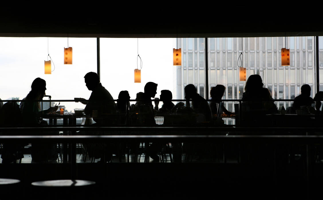 In schlecht belüfteten Innenräumen, etwa Bars und Restaurants, besteht durchaus Ansteckungsgefahr mit SARS-CoV-2, wenn die Abstände zwischen den Gästen gering sind. / Foto: Getty Images/e_rasmus