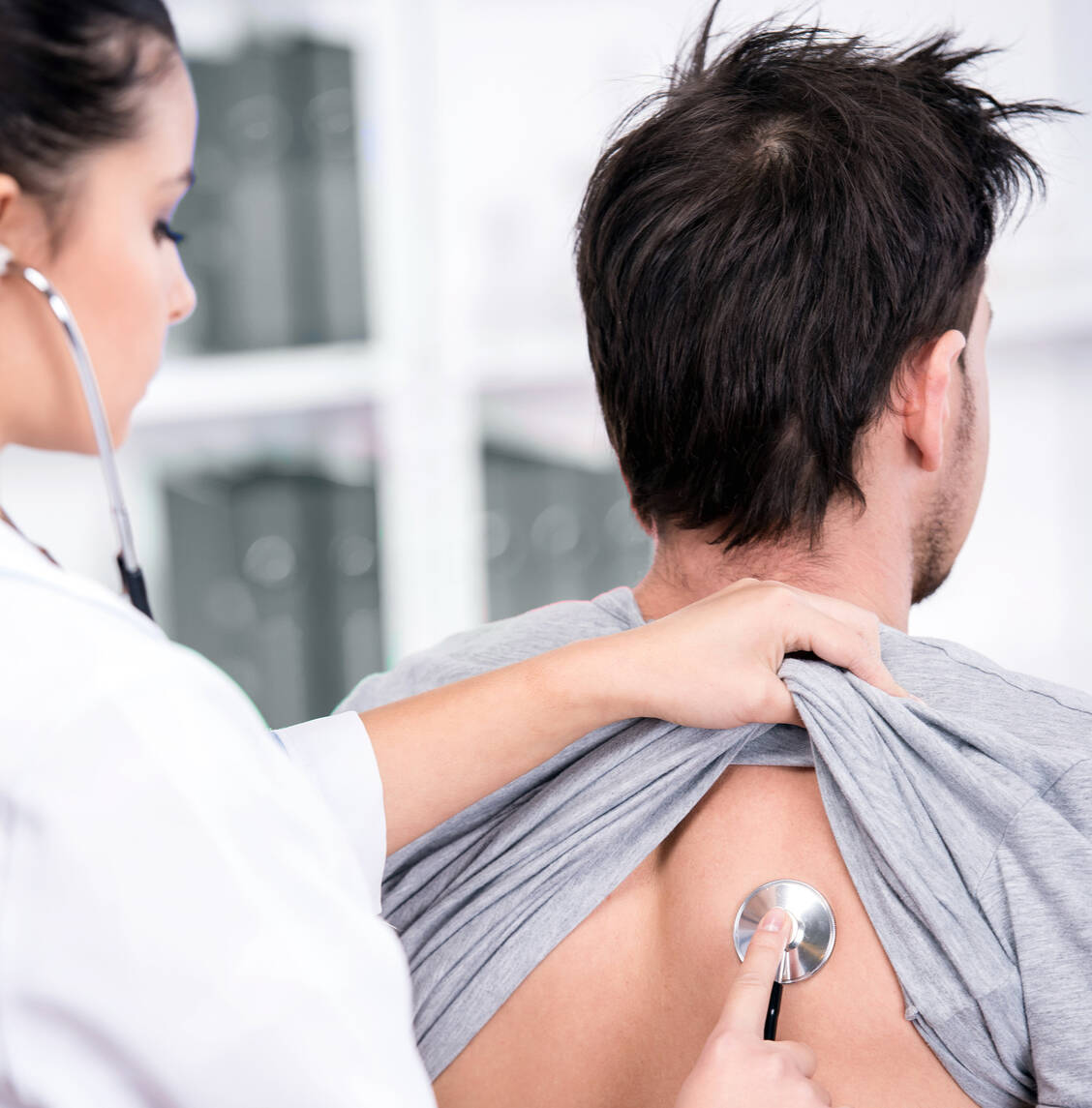 Aufgrund des weiterhin bestehenden allgemeinen Risikos für interstitielle Lungenerkrankungen sollten Patienten mit rheumatoider Arthritis regelmäßig auf Veränderungen der Lunge untersucht werden. / Foto: Shutterstock/VGstockstudio